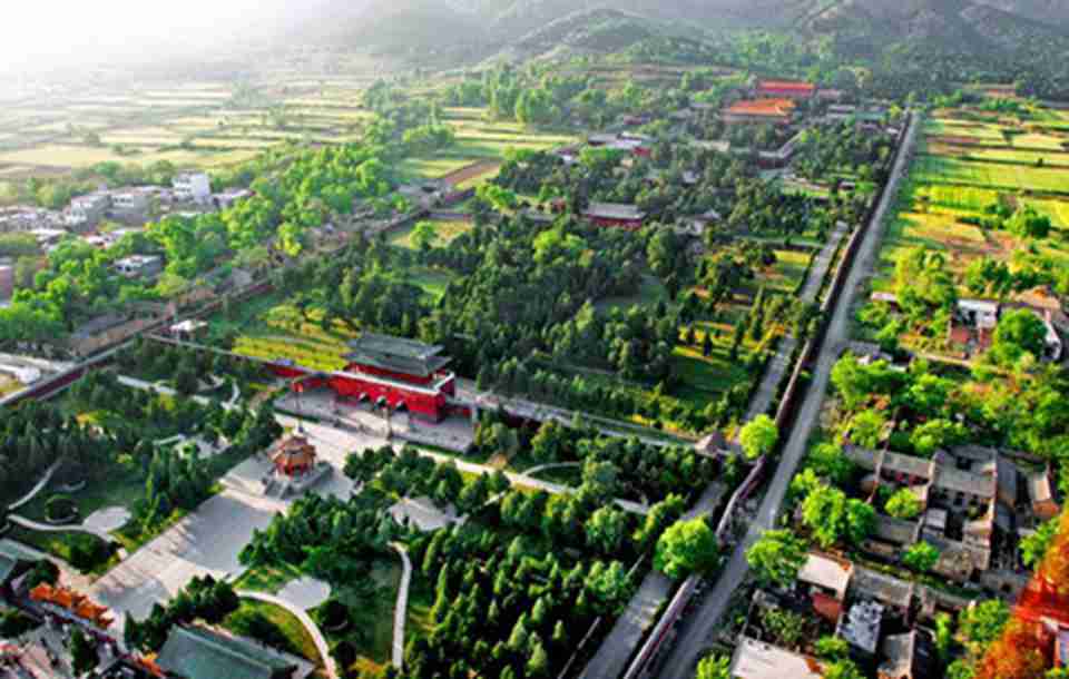 登封“天地之中”历史古迹,指中国河南省登封市的一批具有悠久历史的文物古迹