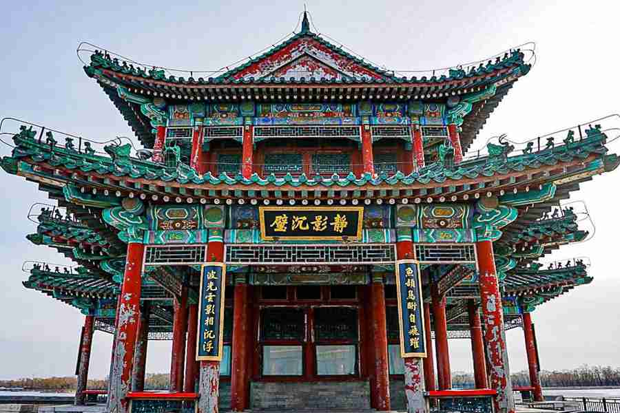 颐和园景明楼楹联(对联):璧鱼颉鸟颃自飞跃,波光云影相沉浮。匾额:静影沉璧。