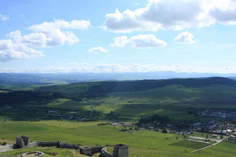 站在城堡上,连绵的山脉,森林、草地、城镇,组成了一道美景