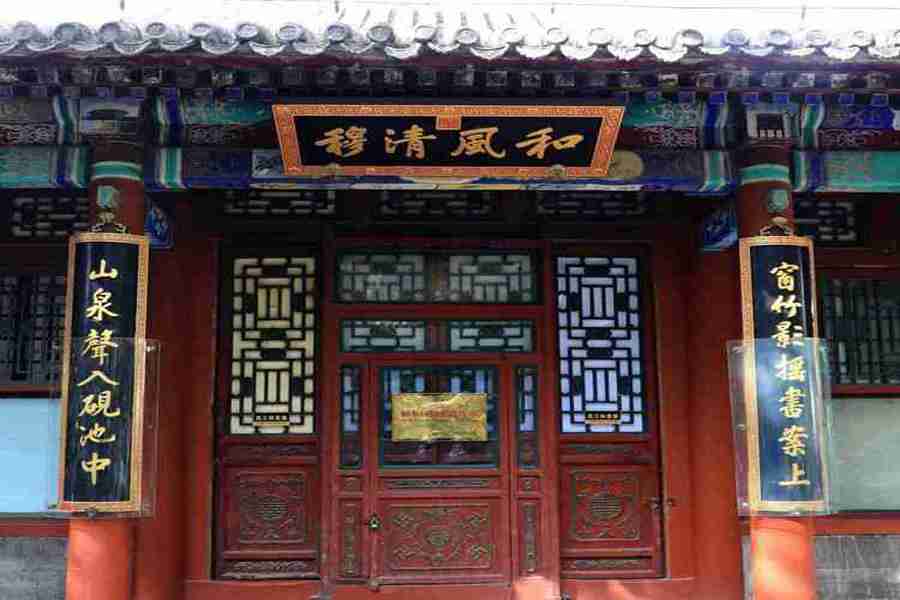 颐和园玉澜堂东配殿霞芬室楹联(对联):窗竹影摇书案上;山泉声入砚池中。乾隆皇帝亲题。