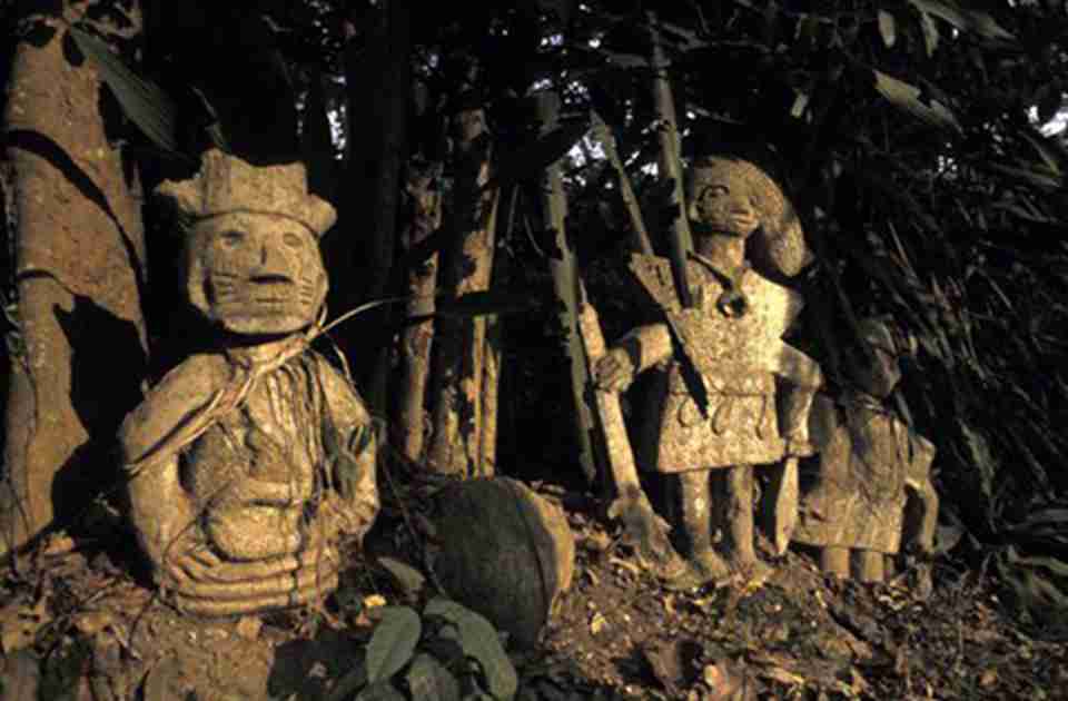 大量的神祠、雕塑品和艺术作品分布在树林中蜿蜒的小河边