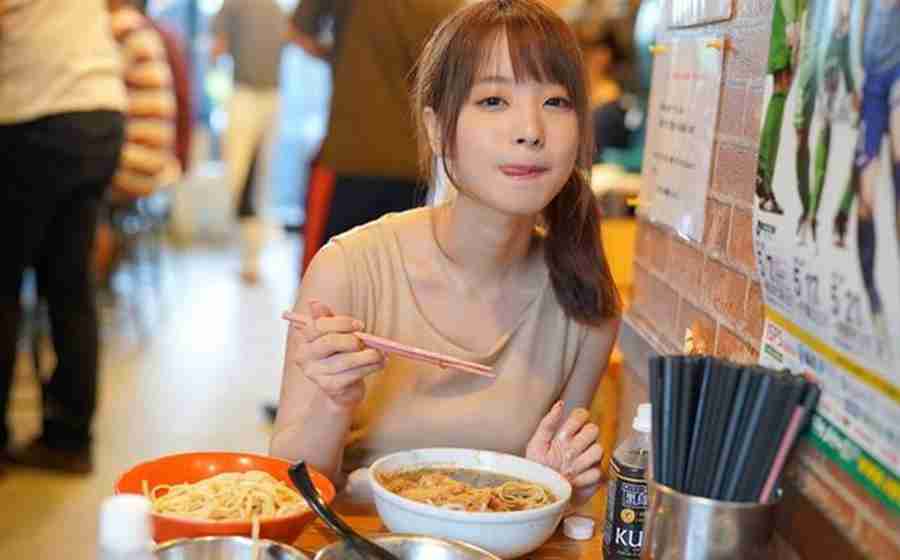 街头就餐舔舌头的清纯美女