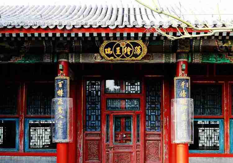 颐和园近西轩楹联(对联):千条嫩柳垂青琐;百啭流莺入建章